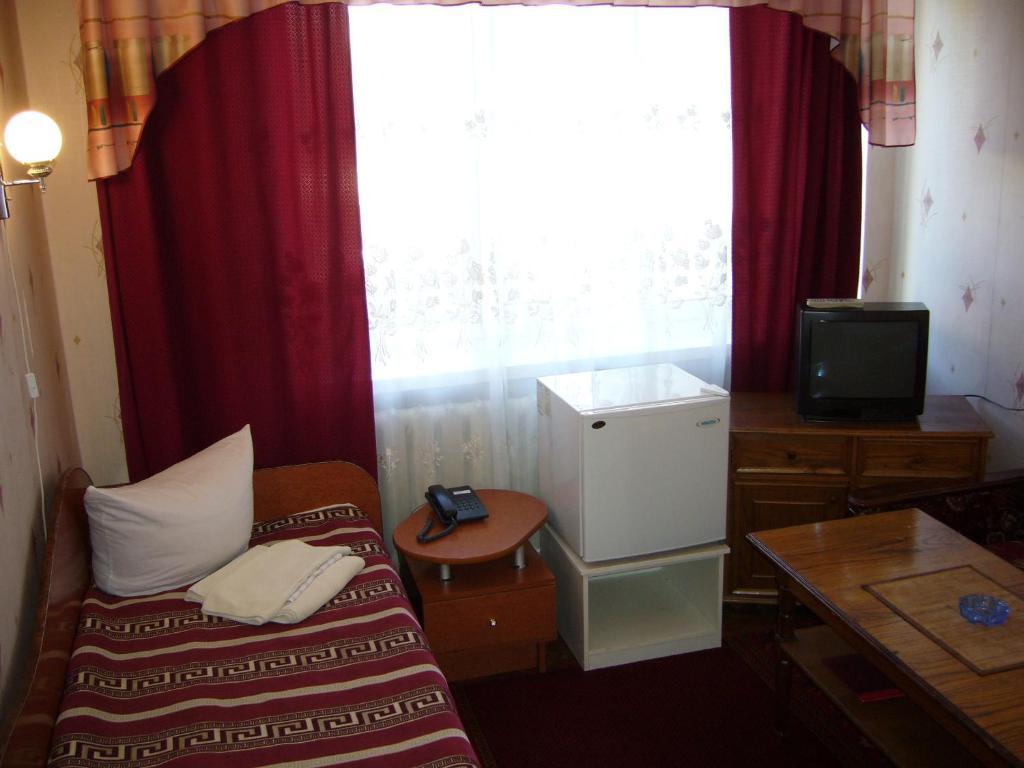 Hotel Profspilkovyi Lutsʼk Chambre photo
