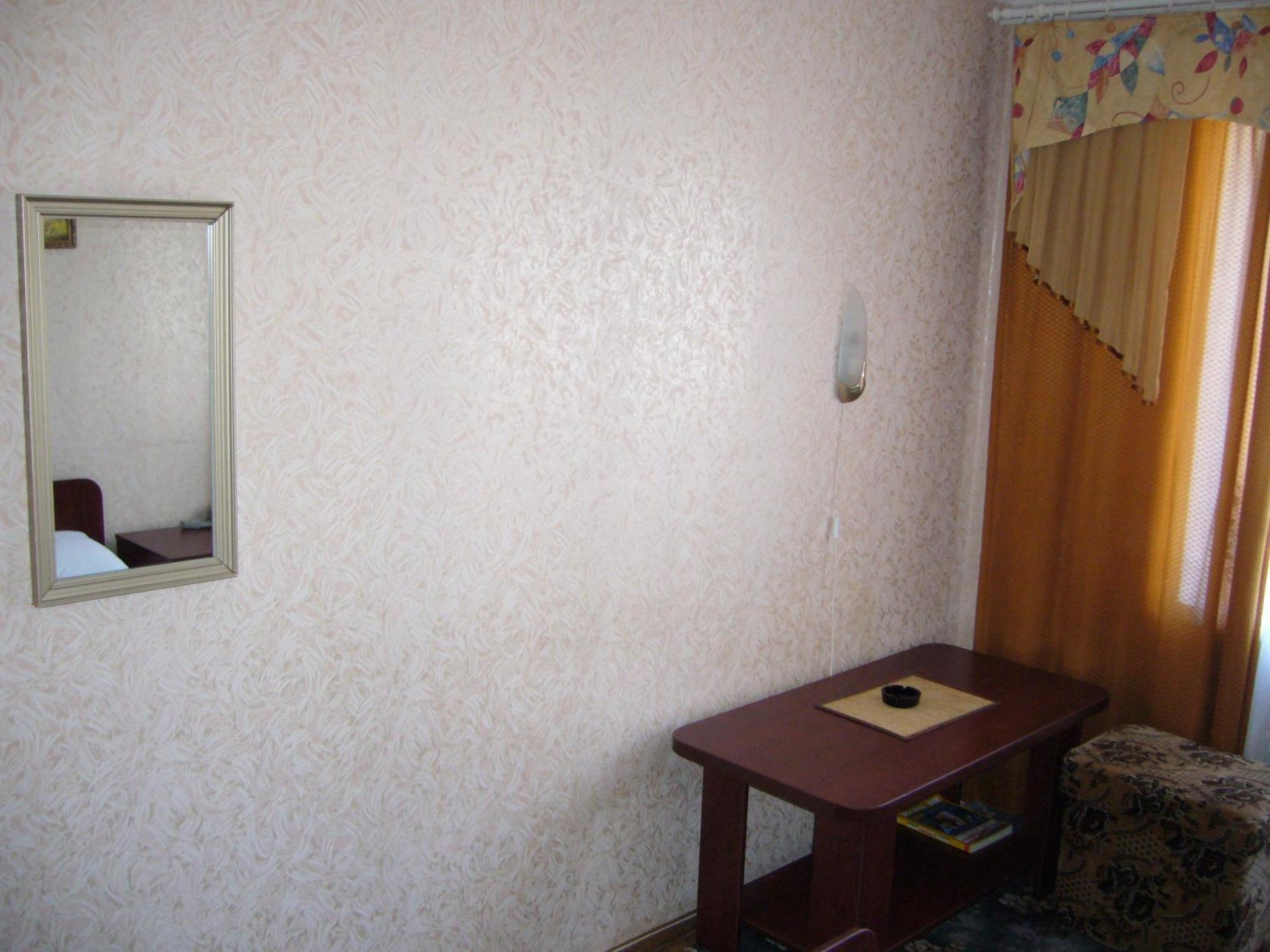 Hotel Profspilkovyi Lutsʼk Extérieur photo