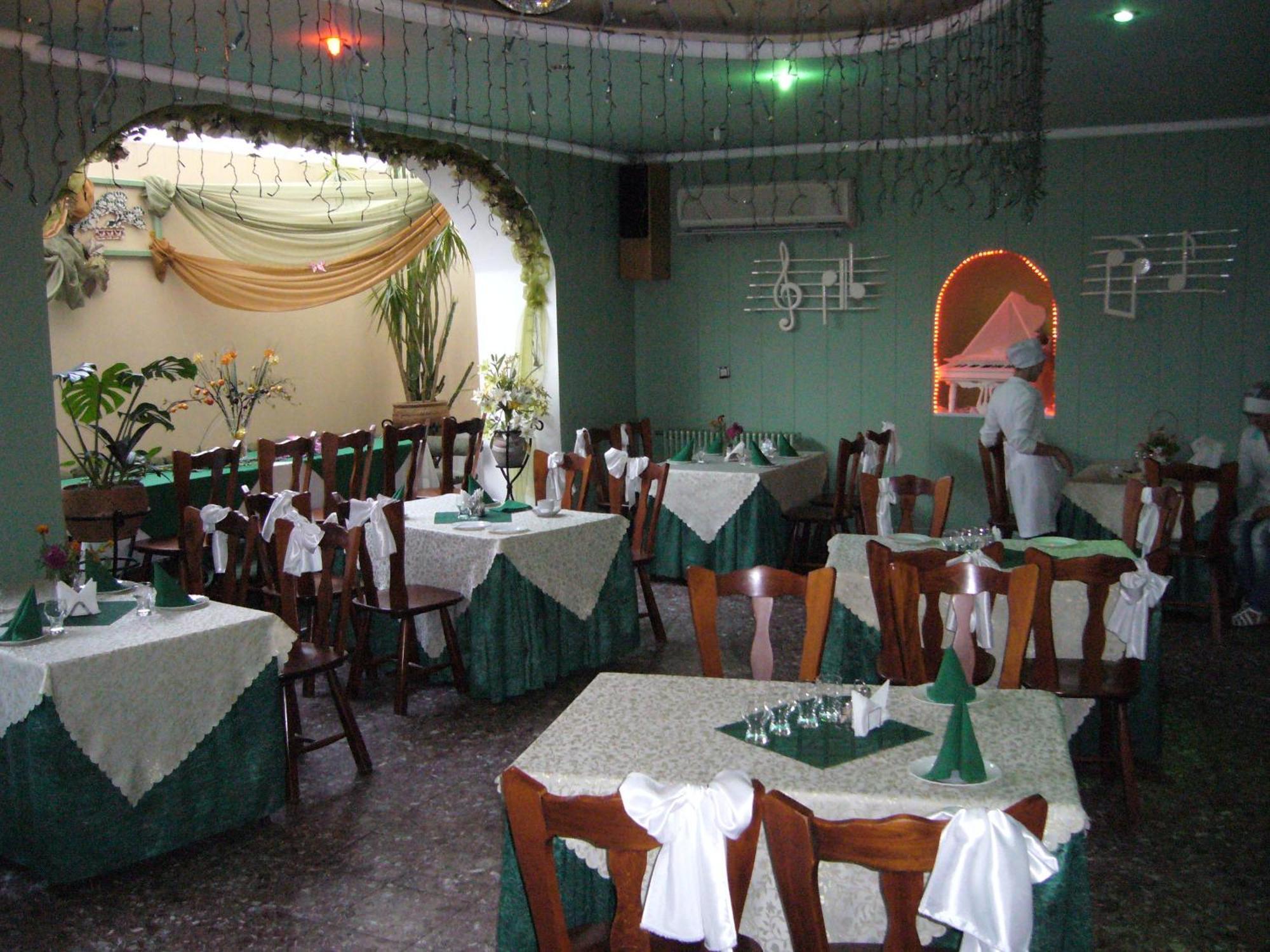 Hotel Profspilkovyi Lutsʼk Extérieur photo